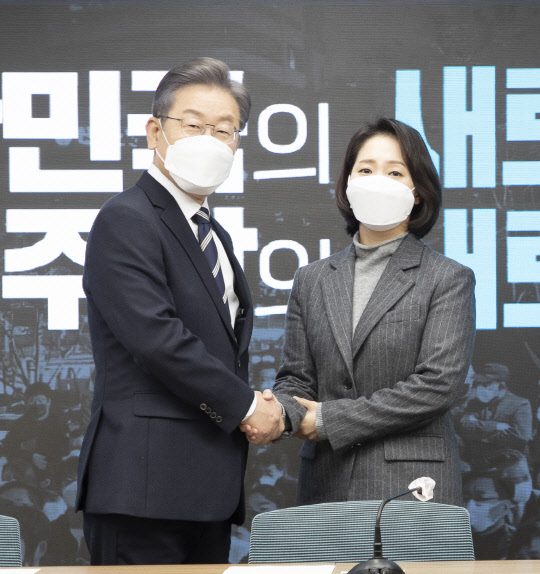이재명 민주당 대선후보가 30일 서울 여의도 중앙당사에서 인재영입 1호인 조동연 신임 공동상임선대위원장과 악수하고 있다. 국회사진기자단=연합뉴스